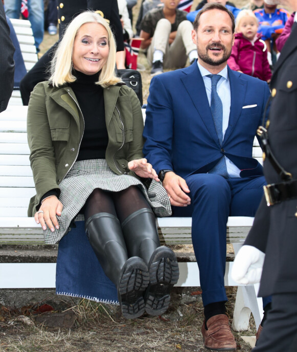 LATTER OG GLEDE: Kronprinsesse Mette-Marit og kronprins Haakon under besøket i Åsgårdstrand onsdag. Foto: NTB Scanpix LATTER OG GLEDE: Kronprinsesse Mette-Marit og kronprins Haakon under besøket i Åsgårdstrand onsdag. Foto: NTB Scanpix